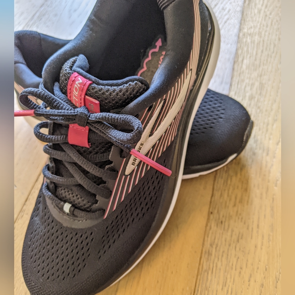 Brooks Addiction Size 7.5 1/2 Narrow